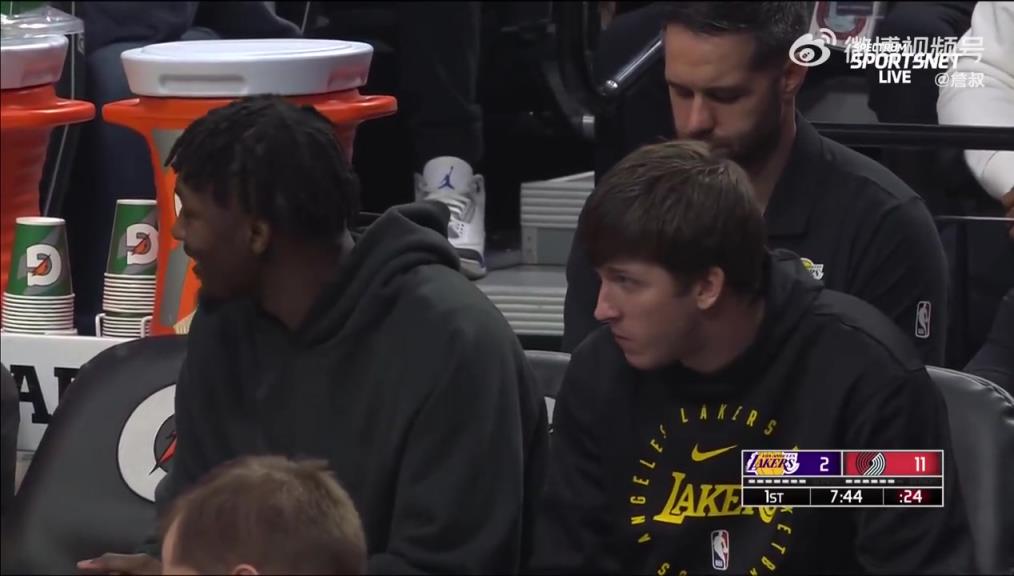 锁定西部第三惬意得很！里夫斯轮休在板凳席上吃东西被抓拍到了